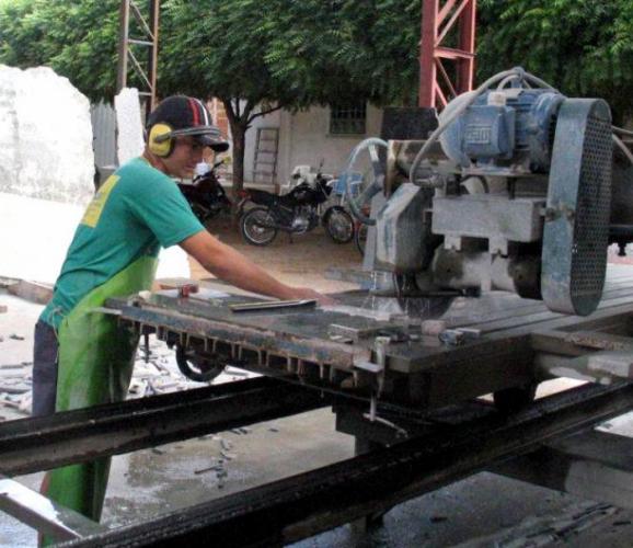 Principais riscos e fatores de risco laborais em função do contato com granito e mármore 