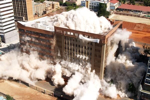 Demolição por implosão: Uma alternativa rápida, porém arriscada 