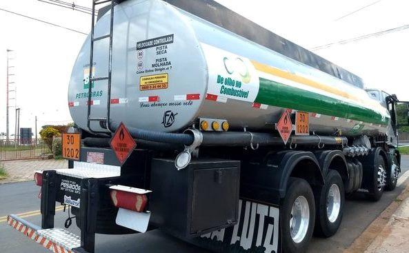  Motoristas Terceirizados Podem Realizar Operação de Carregamento de Caminhões-Tanque 